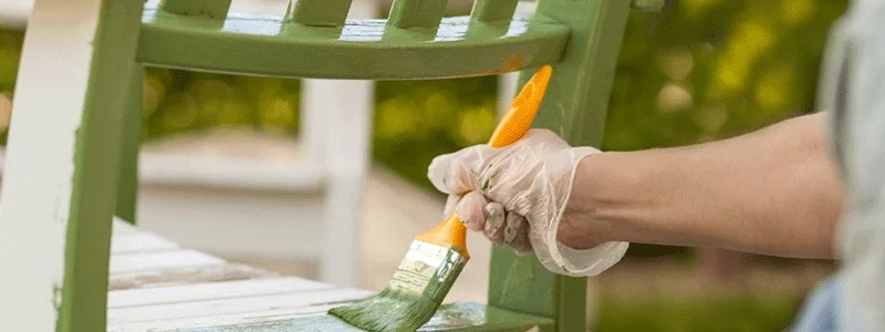 Чи потрібно лакувати дерев'яні меблі після фарбування?