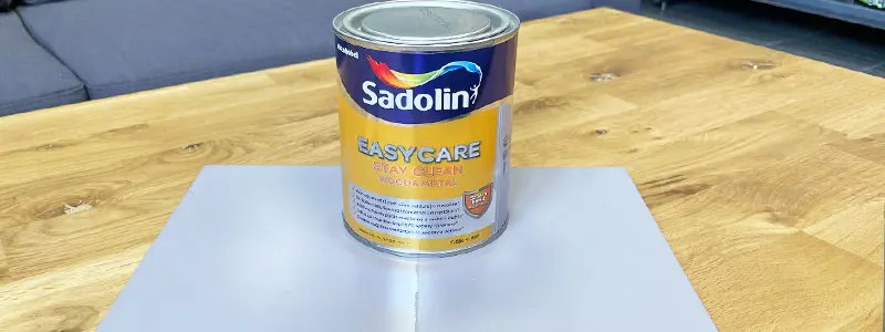 Чи потрібно наносити лак на фарбу Sadolin EasyCare Wood&Metal?